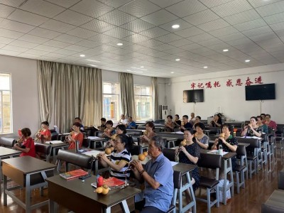 老年学员吹奏葫芦丝