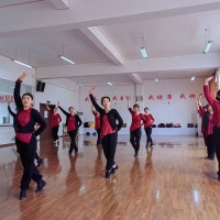 老年学员上舞蹈课