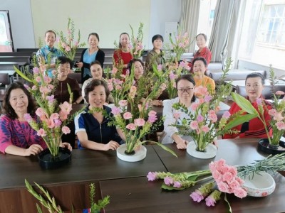 老年学员学习插花