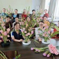 老年学员学习插花
