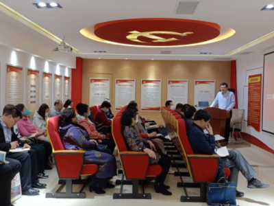 老年大学  思政课